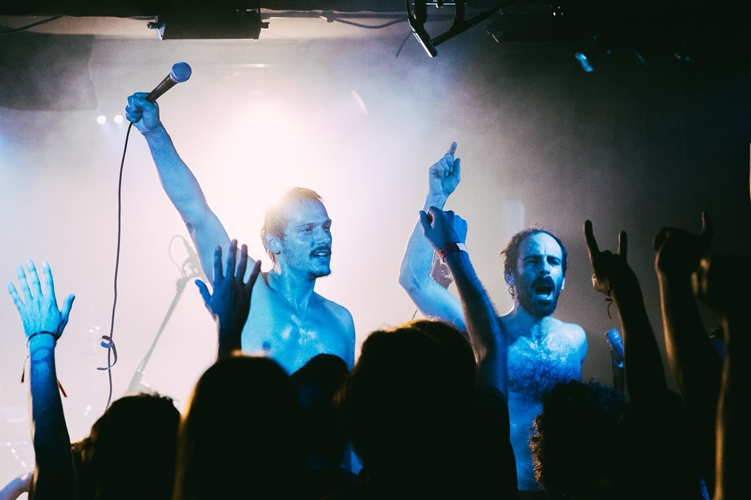 Baleia Baleia Baleia: 10 muddy years